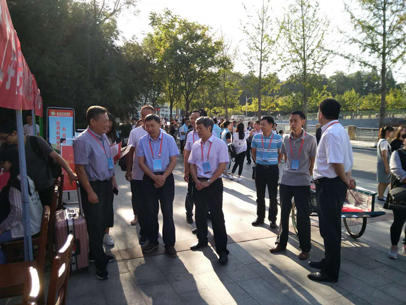 领导到迎新现场.jpg 领导到迎新现场.jpg